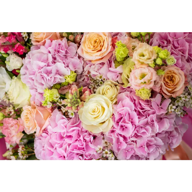 kytice hortenzií, růží a gladiol